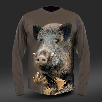 Begrüßen Sie den Herbst mit Hillmans Langarm-T-Shirt – DGT Baumwolle Jagd T-Shirt, gefertigt aus luxuriöser ägyptischer Baumwolle. Es zeigt ein Wildschweinmotiv, gedruckt mit modernster Digitaldruck-Technologie, auf dunklem Hintergrund und leuchtenden Blättern, ideal für DGT-T-Shirt-Fans.