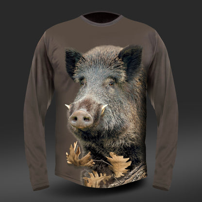 Begrüßen Sie den Herbst mit Hillmans Langarm-T-Shirt – DGT Baumwolle Jagd T-Shirt, gefertigt aus luxuriöser ägyptischer Baumwolle. Es zeigt ein Wildschweinmotiv, gedruckt mit modernster Digitaldruck-Technologie, auf dunklem Hintergrund und leuchtenden Blättern, ideal für DGT-T-Shirt-Fans.