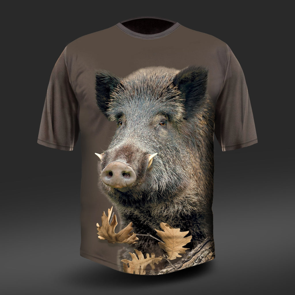 Das Hillman T-Shirt Kurzarm verfügt über einen realistischen Wildschweinaufdruck aus hautfreundlicher ägyptischer Baumwolle. Die Details des Ebers stechen auf einem braunen Hintergrund mit Digitaldruck hervor, und Eichenblätter betonen das untere Design.