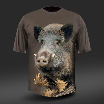 Das Hillman T-Shirt Kurzarm verfügt über einen realistischen Wildschweinaufdruck aus hautfreundlicher ägyptischer Baumwolle. Die Details des Ebers stechen auf einem braunen Hintergrund mit Digitaldruck hervor, und Eichenblätter betonen das untere Design.