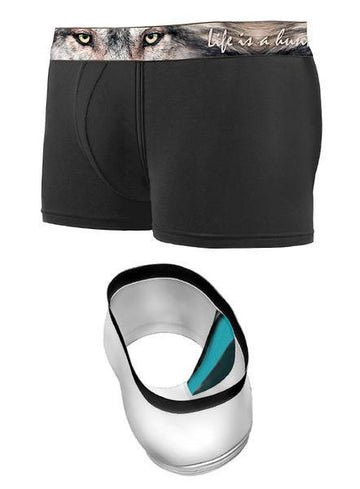 Hillmans Herren-Boxershorts in Schwarz bestechen durch ein auffälliges Wolfsgesicht-Design und den Schriftzug „Life is a Hunt“ am Bund. Sie sind aus antibakteriellem Material für höchsten Tragekomfort gefertigt. Perfekt kombiniert mit einem eleganten Silberring mit auffälligen schwarzen und türkisfarbenen Akzenten.