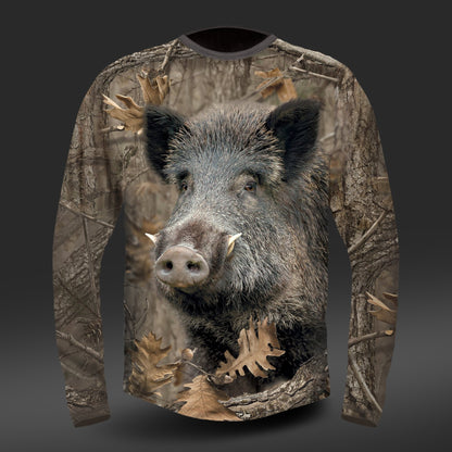 Das Langarm-T-Shirt „DGT Baumwolle Jagd T-Shirt mit Wildschwein“ von Hillman verfügt über einen realistischen Wildschweinaufdruck mithilfe fortschrittlicher Digitaldruck-Technologie, wobei sich das Wildschwein in einen waldartigen Hintergrund einfügt und so für natürliche Tarnung sorgt.