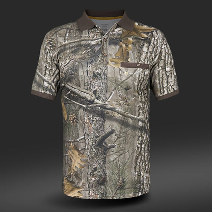 Das Hillman Poloshirt Kurzarm – DGT Baumwolle Polo Jagd T-Shirt besticht durch ein Camouflage-Design mit Baumrinde, Blättern und Tannenzweigen. Es verfügt über Digitaldruck-Technologie, einen dunklen Kragen und eine geknöpfte Brusttasche auf einfarbigem grauem Hintergrund für modernen Flair.