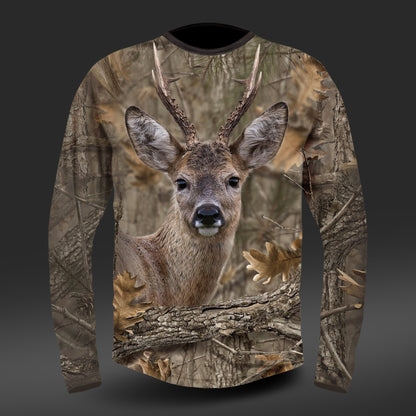 Das Langarm-T-Shirt von Hillman besteht aus ägyptischer Baumwolle und zeigt ein realistisches digitales Hirschgesicht mit Geweih. Der nahtlose Waldhintergrund aus Ästen und Blättern erzeugt dank fortschrittlicher Digitaldruck-Technologie einen natürlichen Camouflage-Effekt.