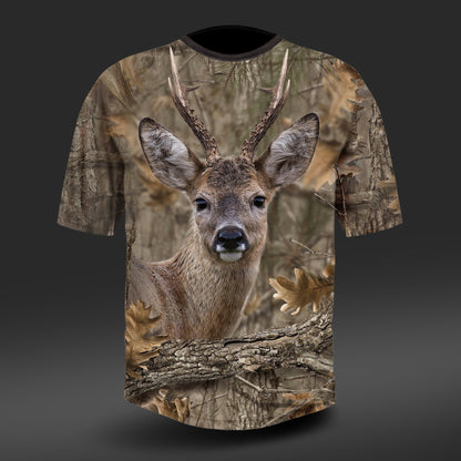 Das Hillman T-Shirt Kurzarm besteht aus hautfreundlicher ägyptischer Baumwolle und einem realistischen Hirschdruck mit Digitaldruck-Technologie für einen Tarneffekt vor dem grauen Hintergrund.