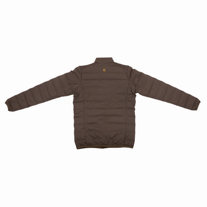 Rückansicht einer Hillman 4IL Winter Daunenjacke in Braun mit verlängerten Ärmeln, einem kleinen gestickten Logo am Kragen und einem Steppmuster. Diese schlichte, minimalistische Jacke eignet sich perfekt zur Kälteisolation an kühlen Tagen.