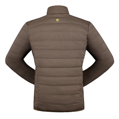 Eine braune Hillman 4IL Winter-Daunenjacke verfügt über ein Logo auf der Rückseite, einen Stehkragen und lange Ärmel mit horizontalen Nähten für hervorragende Kälteisolierung.