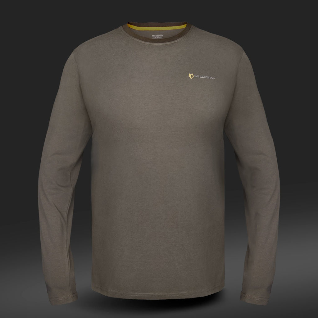 Das Hillman DGT Baumwolle Jagd T-Shirt Langarm ist ein langärmeliges olivgrünes Shirt aus luxuriöser ägyptischer Baumwolle auf einem dunkelgrauen Farbverlaufshintergrund und mit einem kleinen Logo auf der linken Brust.
