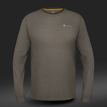 Das Hillman Baumwoll-T-Shirt Langarm – DGT Baumwolle Jagd ist olivgrün, hat lange Ärmel und einen runden Ausschnitt. Es besteht aus ägyptischer Baumwolle und verfügt über ein kleines Logo auf der Brust und umgeschlagene Ärmel vor einem dunklen Hintergrund mit Farbverlauf.