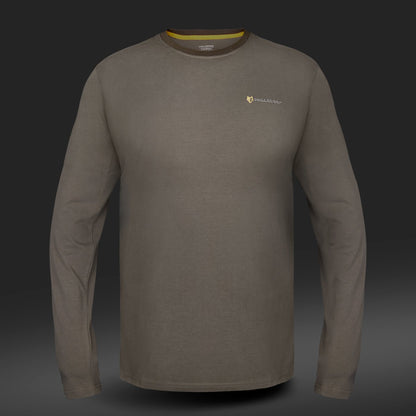Das Hillman Baumwoll-T-Shirt Langarm – DGT Baumwolle Jagd ist olivgrün, hat lange Ärmel und einen runden Ausschnitt. Es besteht aus ägyptischer Baumwolle und verfügt über ein kleines Logo auf der Brust und umgeschlagene Ärmel vor einem dunklen Hintergrund mit Farbverlauf.