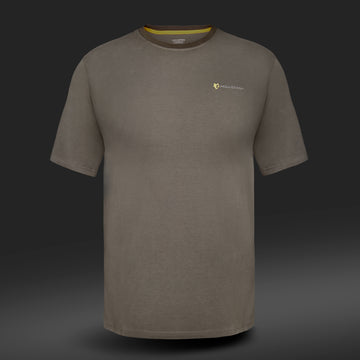Das Hillman Baumwoll-T-Shirt Kurzarm – DGT Baumwolle Jagd T-Shirt ist ein olivgrünes Kurzarm-T-Shirt aus atmungsaktiver ägyptischer Baumwolle mit einem kleinen Logo auf der Brust und einem dunklen Hintergrund mit Farbverlauf.