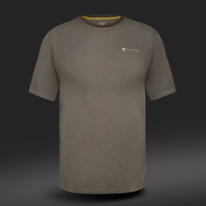Das Hillman Baumwoll-T-Shirt Kurzarm – DGT Baumwolle Jagd T-Shirt ist ein olivgrünes Kurzarm-T-Shirt aus atmungsaktiver ägyptischer Baumwolle mit einem kleinen Logo auf der Brust und einem dunklen Hintergrund mit Farbverlauf.