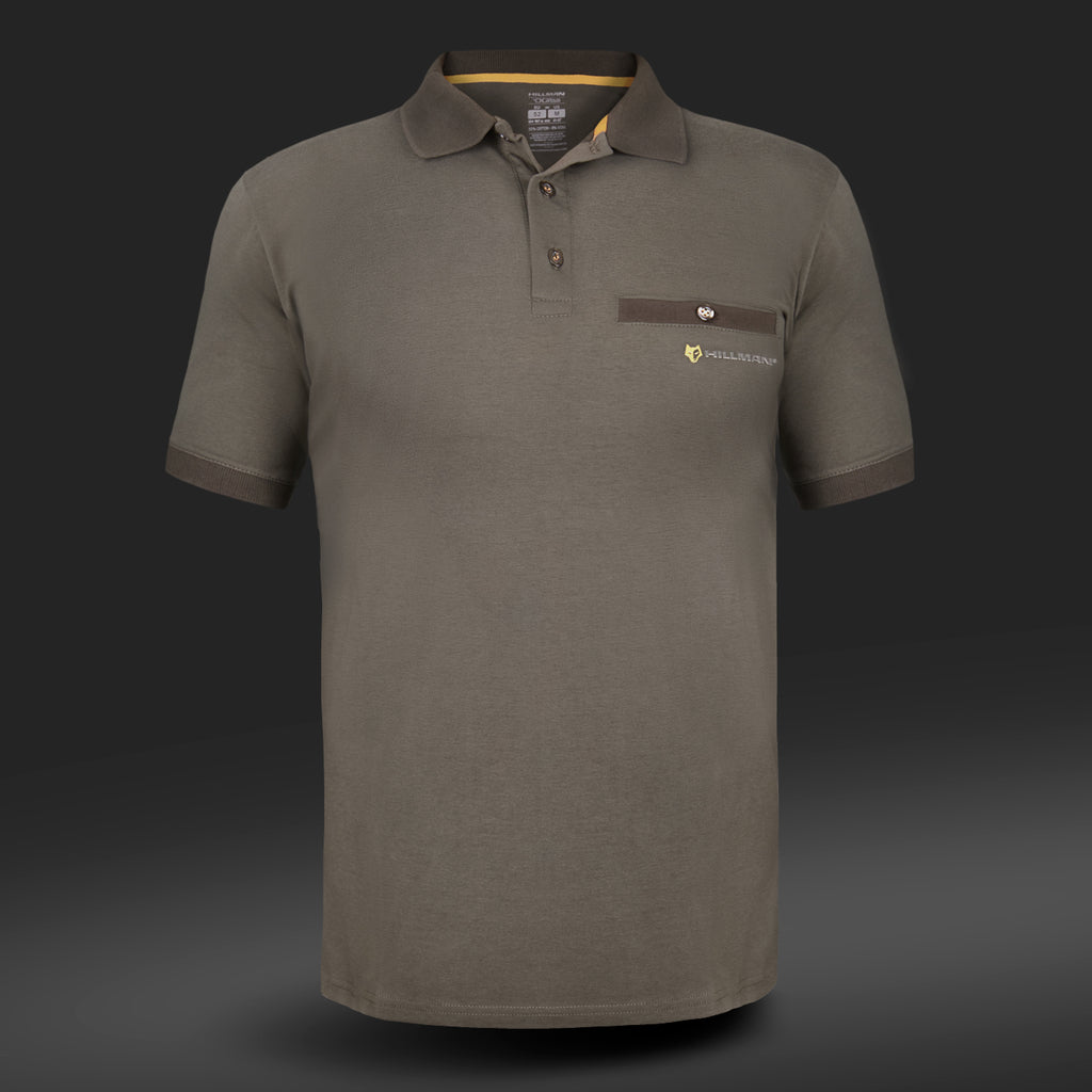 Entdecken Sie Hillmans Poloshirt Kurzarm in Olivgrün mit geknöpftem Kragen und Brusttasche mit Logo. Es ist aus DGT-Baumwolle gefertigt und bietet Eleganz und Komfort. Es wird durch einen dunklen Farbverlauf hervorgehoben.