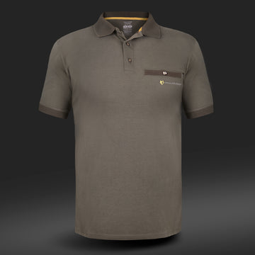 Entdecken Sie Hillmans Poloshirt Kurzarm in Olivgrün mit geknöpftem Kragen und Brusttasche mit Logo. Es ist aus DGT-Baumwolle gefertigt und bietet Eleganz und Komfort. Es wird durch einen dunklen Farbverlauf hervorgehoben.