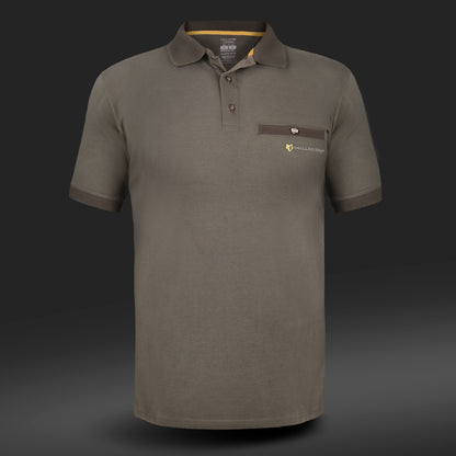 Entdecken Sie Hillmans Poloshirt Kurzarm in Olivgrün mit geknöpftem Kragen und Brusttasche mit Logo. Es ist aus DGT-Baumwolle gefertigt und bietet Eleganz und Komfort. Es wird durch einen dunklen Farbverlauf hervorgehoben.