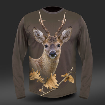 Das Hillman Langarm-T-Shirt – DGT Baumwolle Jagd T-Shirt mit Reh Langarm ist aus ägyptischer Baumwolle gefertigt und zeigt einen realistischen Hirsch mit Geweih, Eichenlaub und Eicheln auf dunkelbraunem Hintergrund. Perfekt für Naturliebhaber, die hochwertige DGT-T-Shirts mit aufwendigen Details schätzen.
