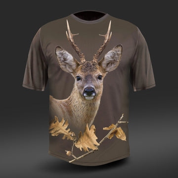 Entdecken Sie unübertroffenen Komfort mit Hillmans Kurzarm-T-Shirt aus hautfreundlicher ägyptischer Baumwolle. Dieses braune Shirt besticht durch einen realistischen Hirsch-Print mit Eichenblättern und Eicheln, aufgewertet durch Digitaldruck-Technologie auf dunklem Farbverlaufshintergrund.