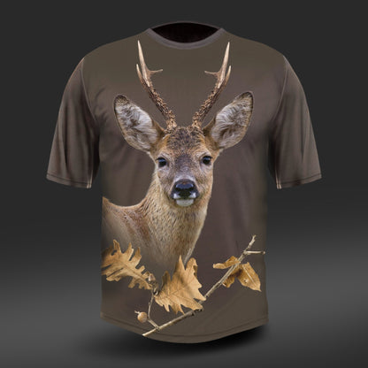 Entdecken Sie unübertroffenen Komfort mit Hillmans Kurzarm-T-Shirt aus hautfreundlicher ägyptischer Baumwolle. Dieses braune Shirt besticht durch einen realistischen Hirsch-Print mit Eichenblättern und Eicheln, aufgewertet durch Digitaldruck-Technologie auf dunklem Farbverlaufshintergrund.