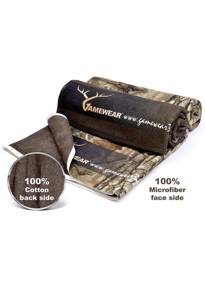 Ein aufgerolltes Hillman® „Duschtuch - 70x140cm Duschtuch Stockente“ in Camouflage mit „100 % Baumwoll-Rückseite“ und „100 % Mikrofasergesicht“ sowie einem Hirschgeweih-Logo für eine authentische Jagdatmosphäre.